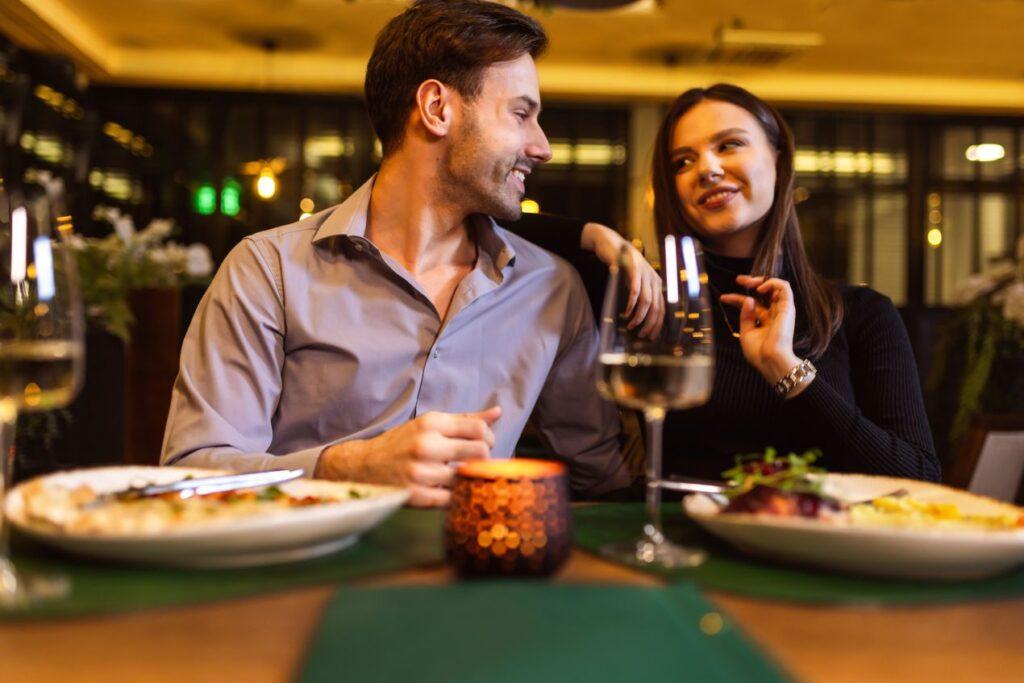 Ein Paar bei einem stilvollen Abendessen als Symbolbild fuer persoenliche Begleitung und diskrete Begegnung im Rahmen von Escort Stuttgart.