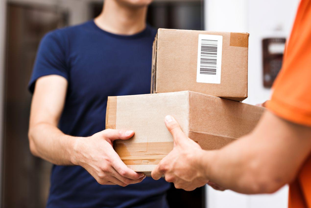 Mehrere Pakete ungeschuetzt vor Haustuer – ein Paketkasten sorgt fuer Ordnung und Sicherheit bei Zustellungen