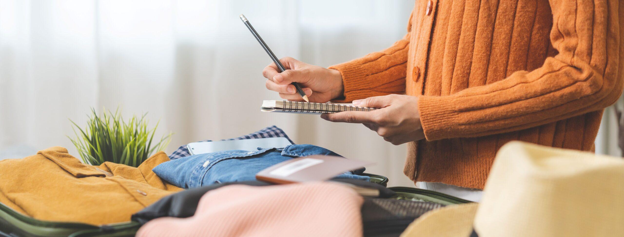Urlaub, Ferienreise, junge asiatische Reisende, Mädchen überprüft Handliste nach dem Packen